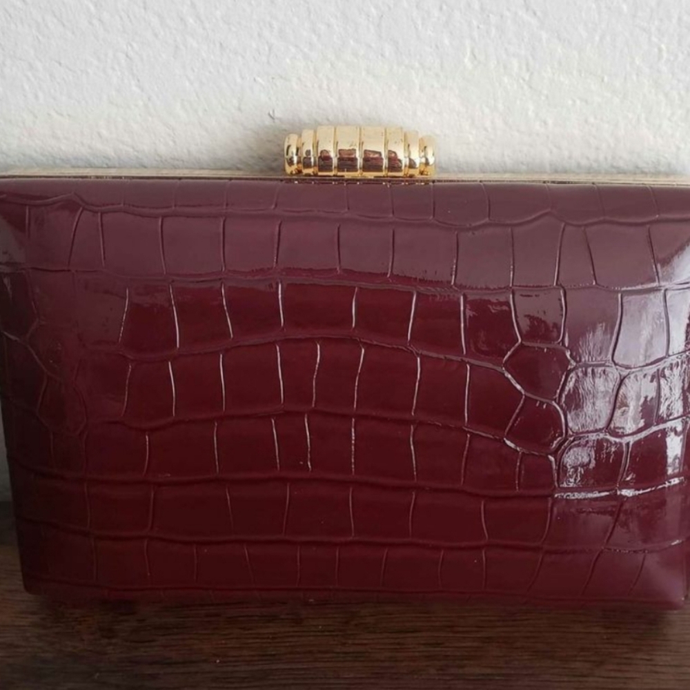 Alessia cluch new without tag color wine.
